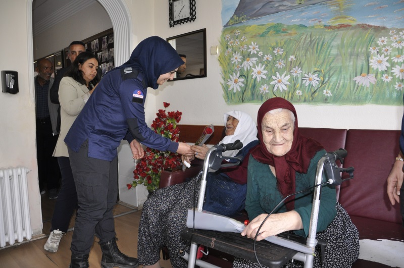 1 Ekim Yaşlılar Günü vesilesi ile huzurevindi kıymetli büyüklerimiz ile bir araya geldik
