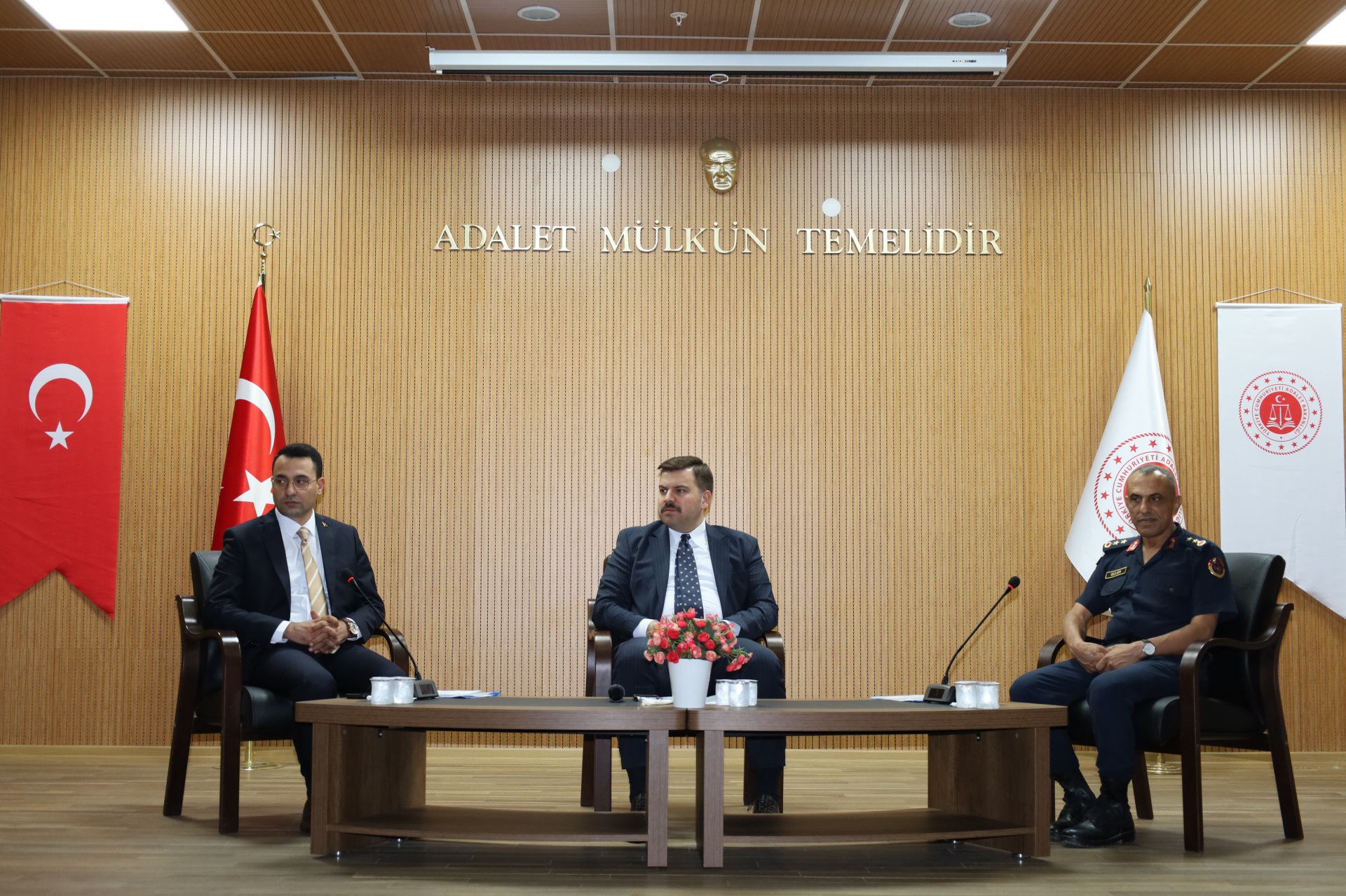 Tarsus Cumhuriyet Başsavcısı Gürkan ÖZKAYNAK Başkanlığında Anayasal Düzene Karşı İşlenen Suçlar,Terör, KOM ve Uyuşturucu Suçları Büroları Değerlendirme ve Koordinasyon Toplantısı Gerçekleştirildi.