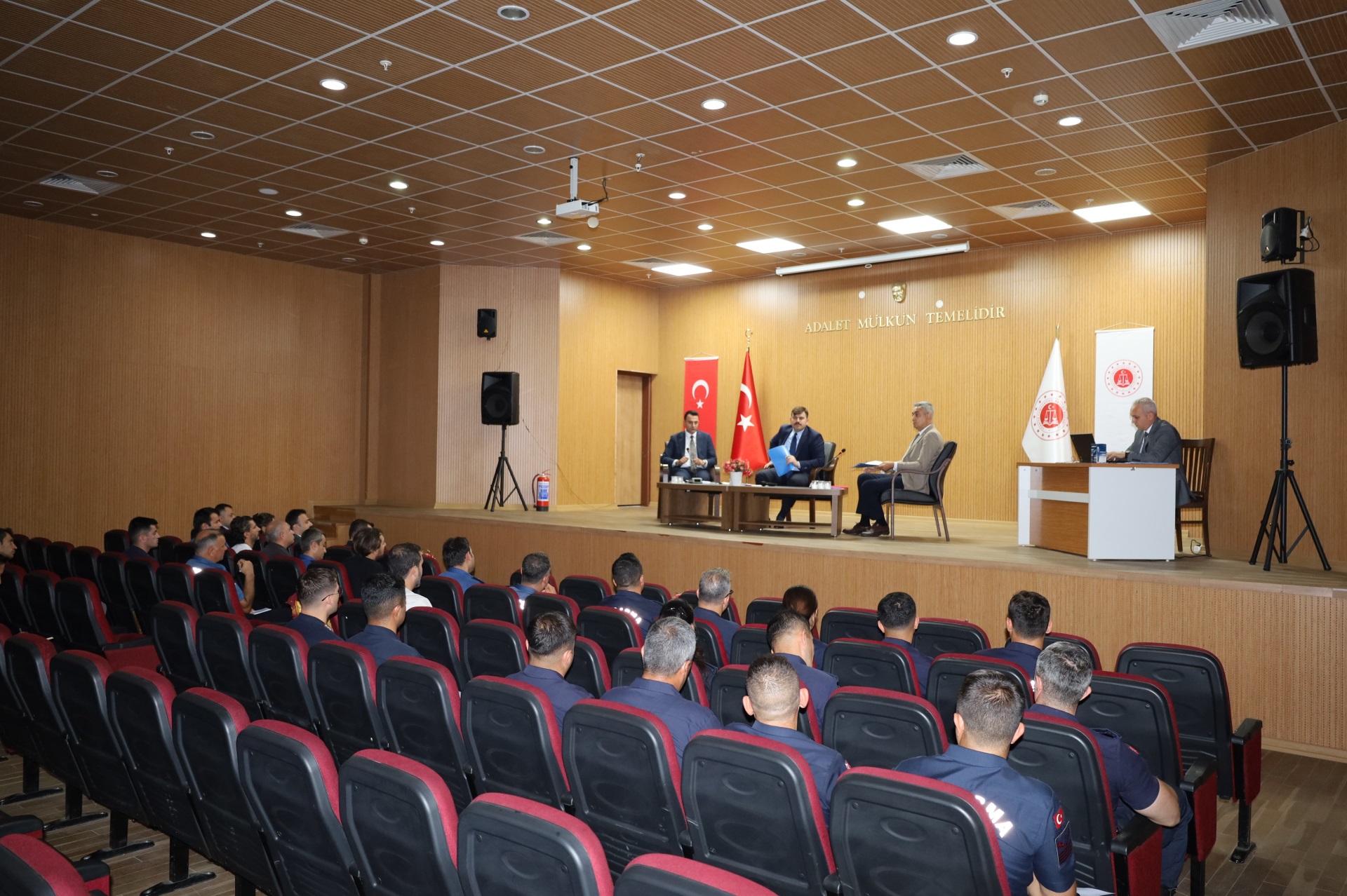 Tarsus Cumhuriyet Başsavcısı Gürkan ÖZKAYNAK Başkanlığında Bilişim, Sahtecilik ve Dolandırıcılık Suçlarına Yönelik Değerlendirme ve Koordinasyon Toplantısı Gerçekleştirildi.