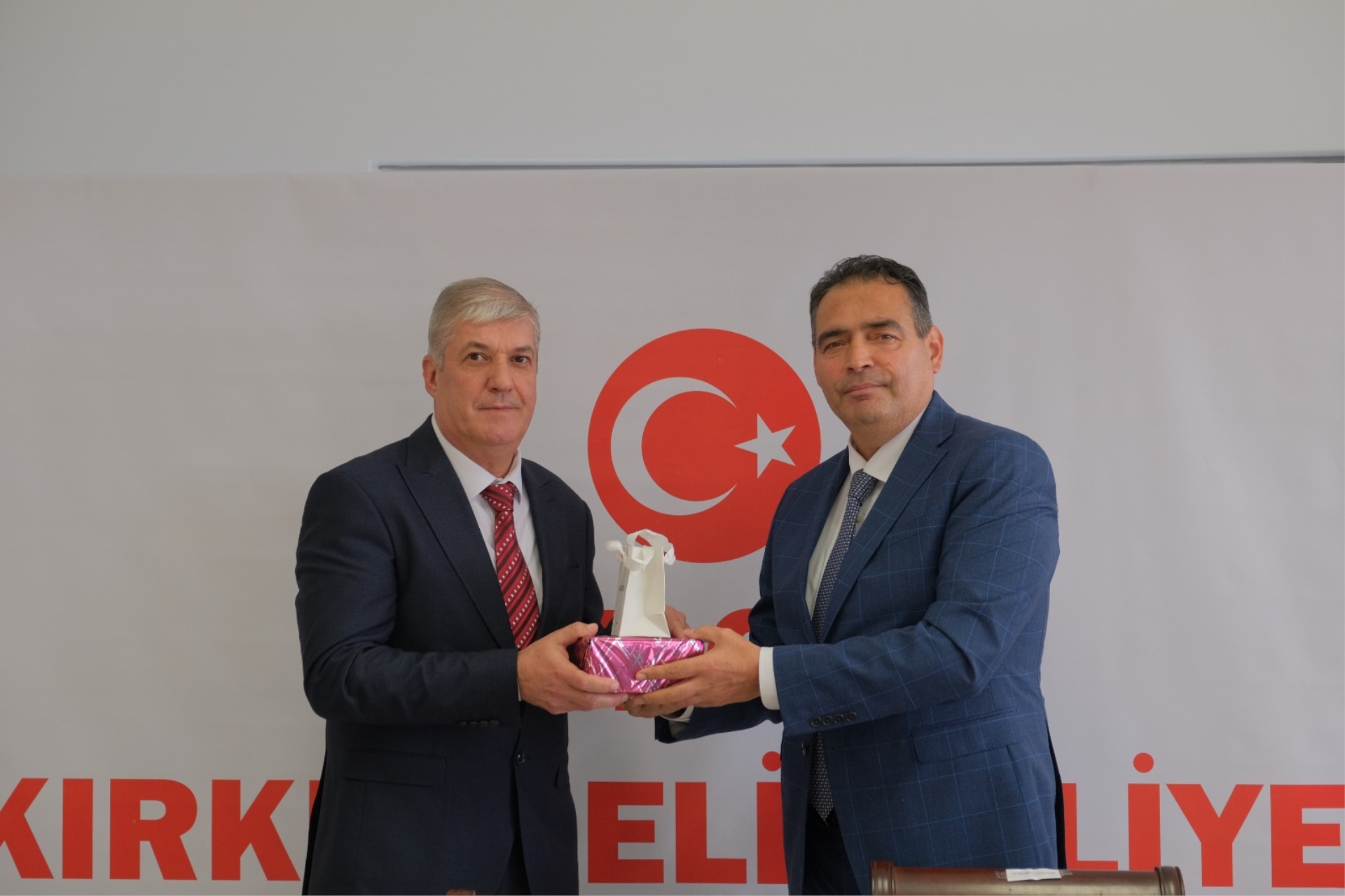 EMEKLİYE AYRILAN YAZI İŞLERİ MÜDÜRÜMÜZE VEDA YEMEĞİ