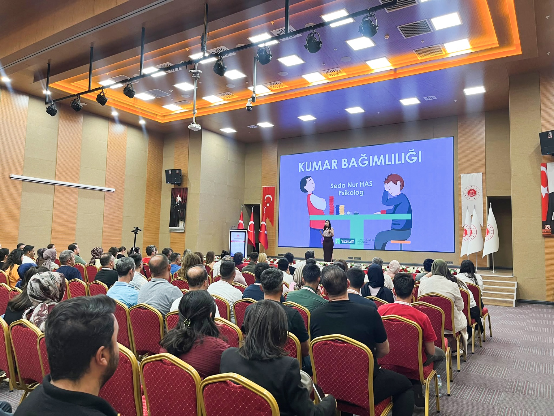 Eğitim Dairesi Başkanlığınca Yozgat Cemil Çiçek Personel Eğitim Merkezinde gerçekleştirilen hizmet içi eğitim programı kapsamında, Öğretim Görevlilerimizden Psikolog Sayın Seda Nur HAS tarafından katılımcılara yönelik olarak "Kumar Bağımlılığı" konulu seminer düzenlendi.