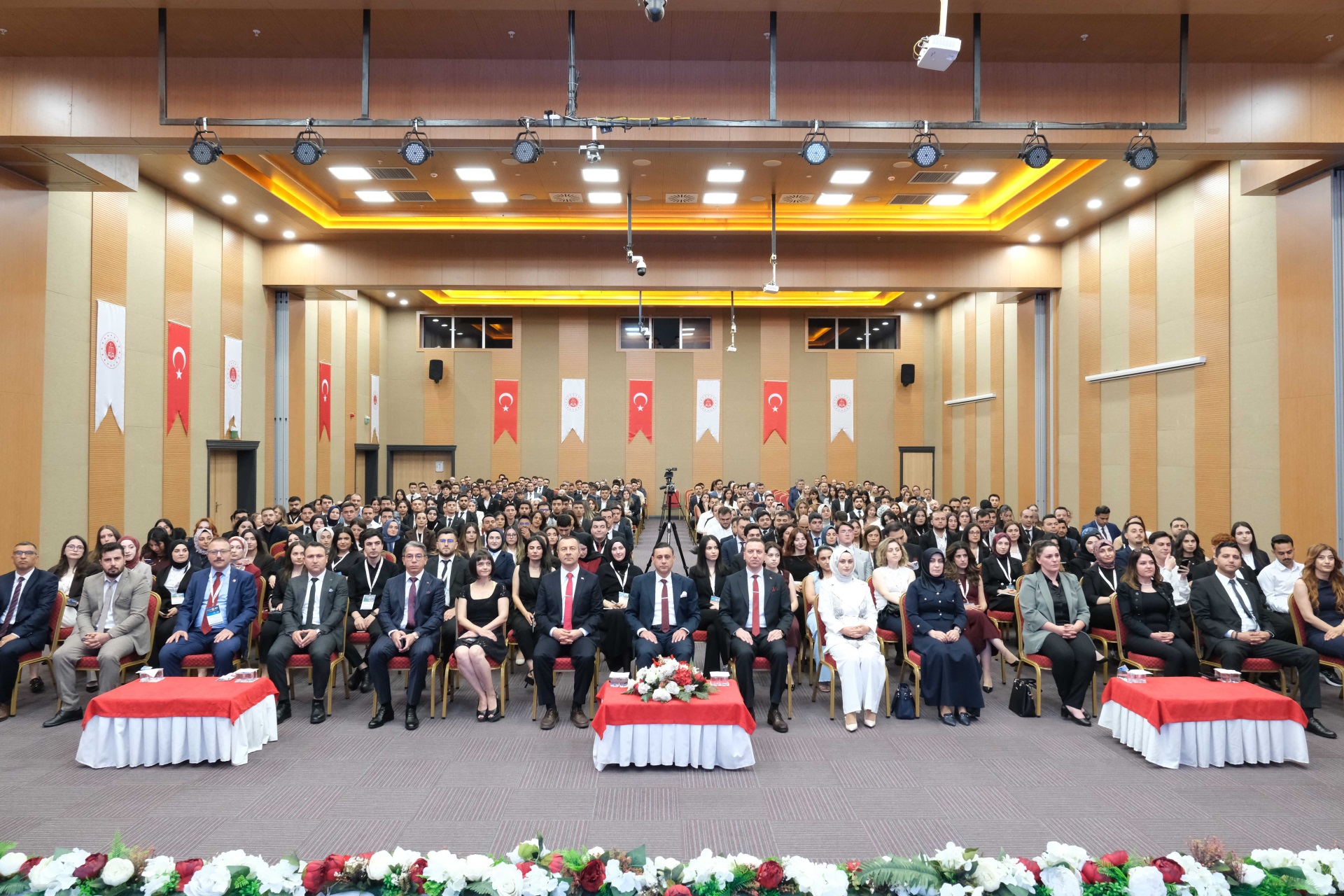 Eğitim Dairesi Başkanlığınca düzenlenen; 9. Grup Yeni Atanan Personel, 17. Grup Asliye Ceza Mahkemelerinde Görev Yapan Personel, 6. Grup Çocuk Mahkemesinde Görev Yapan Personel, 17. Grup Excel Kullanımı ve 17. Grup Koruma ve Güvenlik Görevlilerine Yönelik Hizmet İçi Eğitim Programı Kapanış Töreni Yozgat Cemil Çiçek Personel Eğitim Merkezimizde gerçekleştirildi