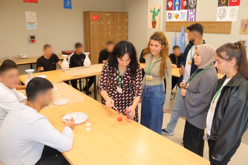 ÇİNİ-SERAMİK ATÖLYE ÇALIŞMASI YAPILDI