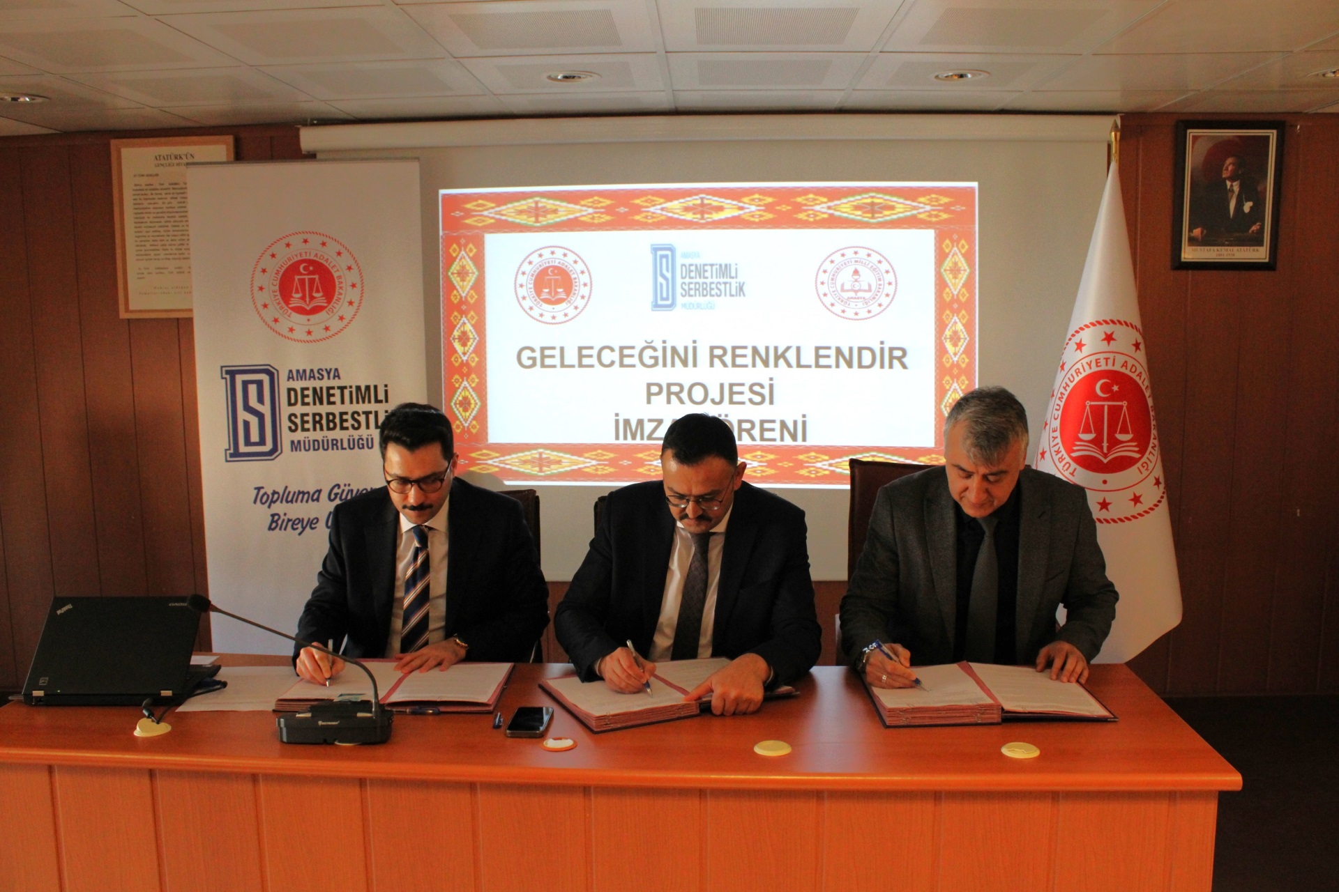 AMASYADA " GELECEĞİNİ RENKLENDİR" VE "BAĞIMSIZ SANATLAR ATÖLYESİ" PROJELERİ HAYATA GEÇİRİLDİ