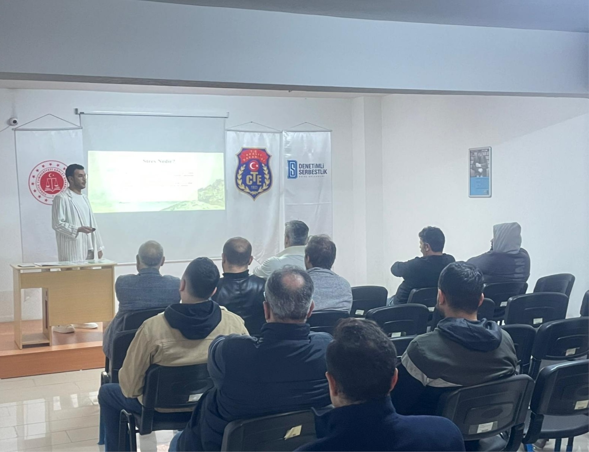 Yalova Üniversitesi Psikoloji Bölümü 4. sınıf Öğrencisi Enes ALAGEYİK tarafından ''Stresle Başa Çıkma '' konulu Seminer verdi.
