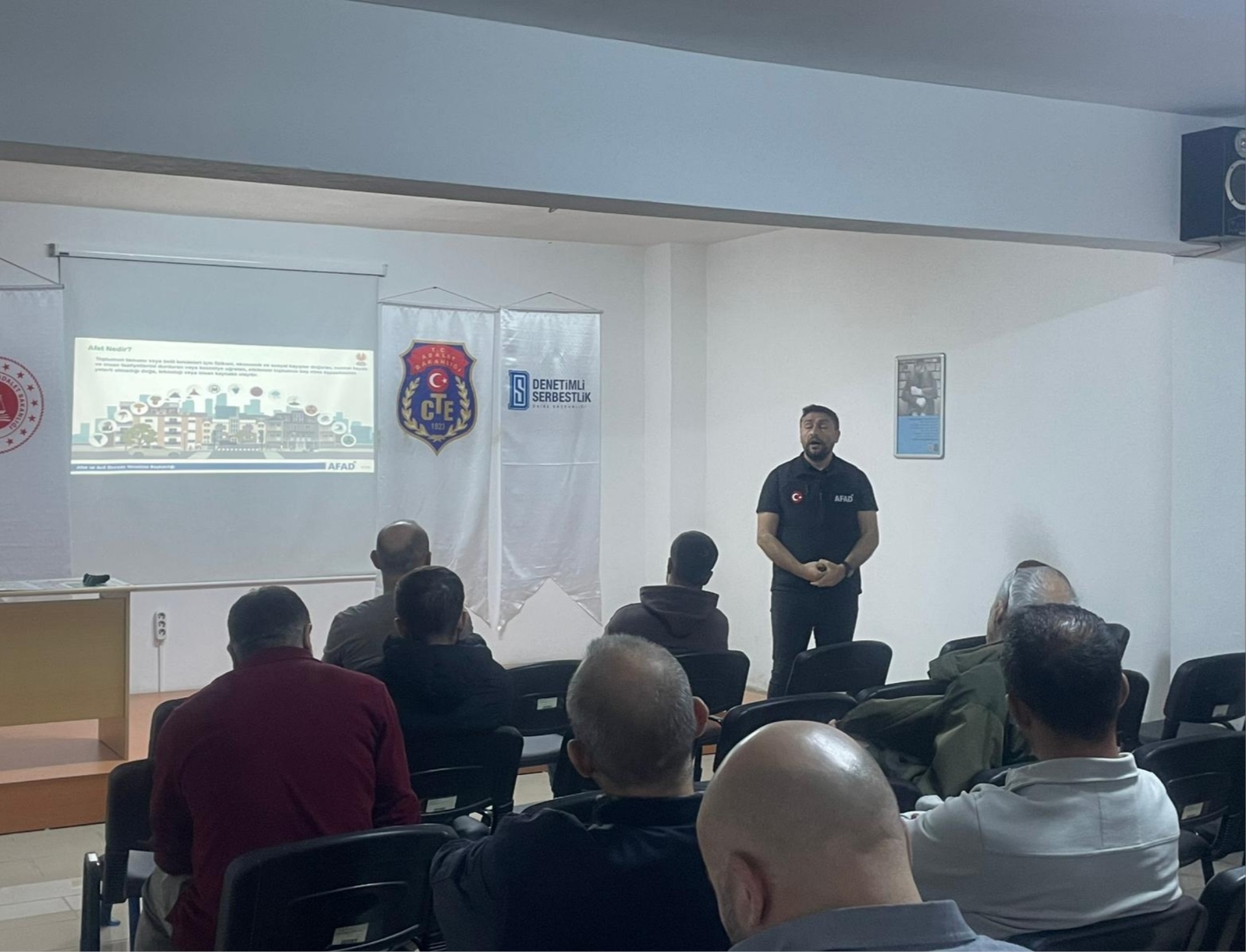 Yalova İl Afet Müdürlüğünde görevli Uzman Harun NAYKİ tarafından yükümlülerimize ''Afetle Başa Çıkma'' Semineri verildi.