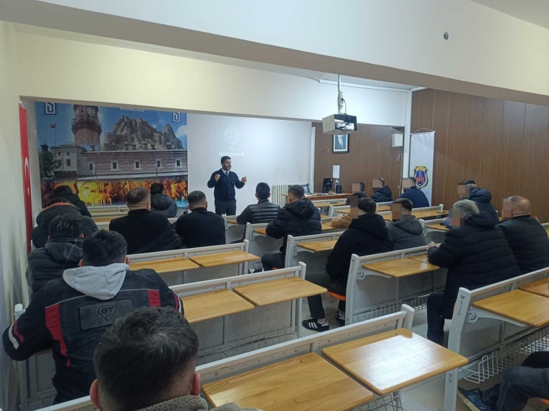 TOKAT DENETİMLİ SERBESTLİK MÜDÜRLÜĞÜ MANEVİ DESTEK BİRİMİNDEN YÜKÜMLÜLERE BAĞIMLILIK SEMİNERİ