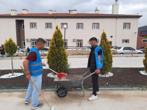 Develi Dr.Ekrem Karakaya Devlet Hastanesi'nde bahçe temizliği hizmeti gerçekleştirilmiştir.