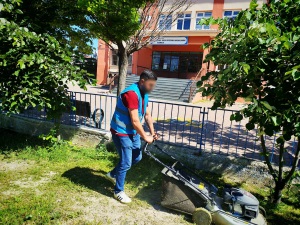 Şehit Üsteğmen Hasan Şahan İlkokulunda bahçe temizliği gerçekleştirilmiştir.