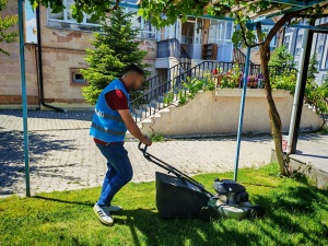 Mustafa Asım Köksal Camii bahçesinde temizlik hizmeti gerçekleştirilmiş
