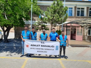 Fatih İlkokulunda bahçe temizliği gerçekleştirilmiş,