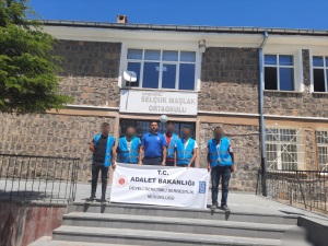 Selçuk Maşlak Ortaokulunda derslikler, iç mekan, lavabo/WC ve bahçe temizliği yapılmıştır.