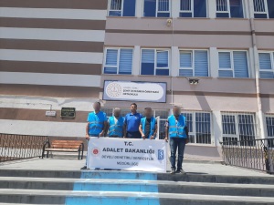 Şehit Üsteğmen Ömer Mavi Ortaokulunda bahçe temizliği gerçekleştirilmiştir.