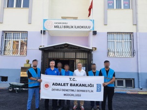 Milli Birlik İlkokulunda bahçe temizliği gerçekleştirilmiş.