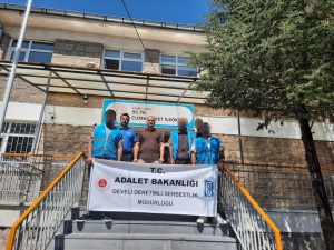 Develi 90. Yıl Cumhuriyet İlkokulu'nda bahçe temizliği gerçekleştirilmiştir.