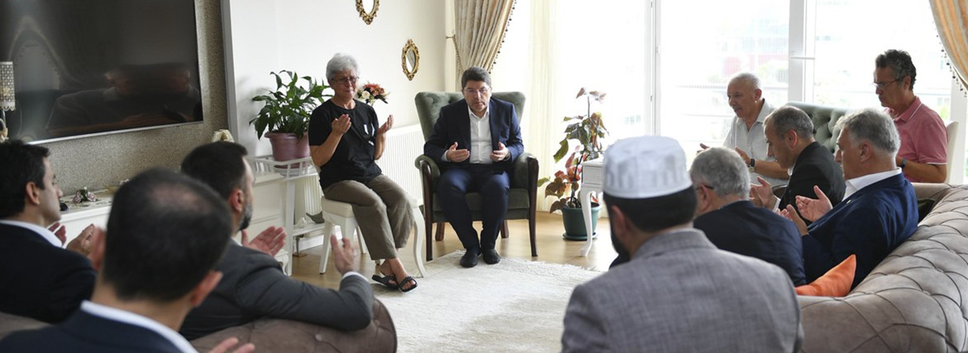 MINISTER OF JUSTICE TUNÇ VISITED MARTYRED JUDGE ALAN'S FAMILY IN ORDU 