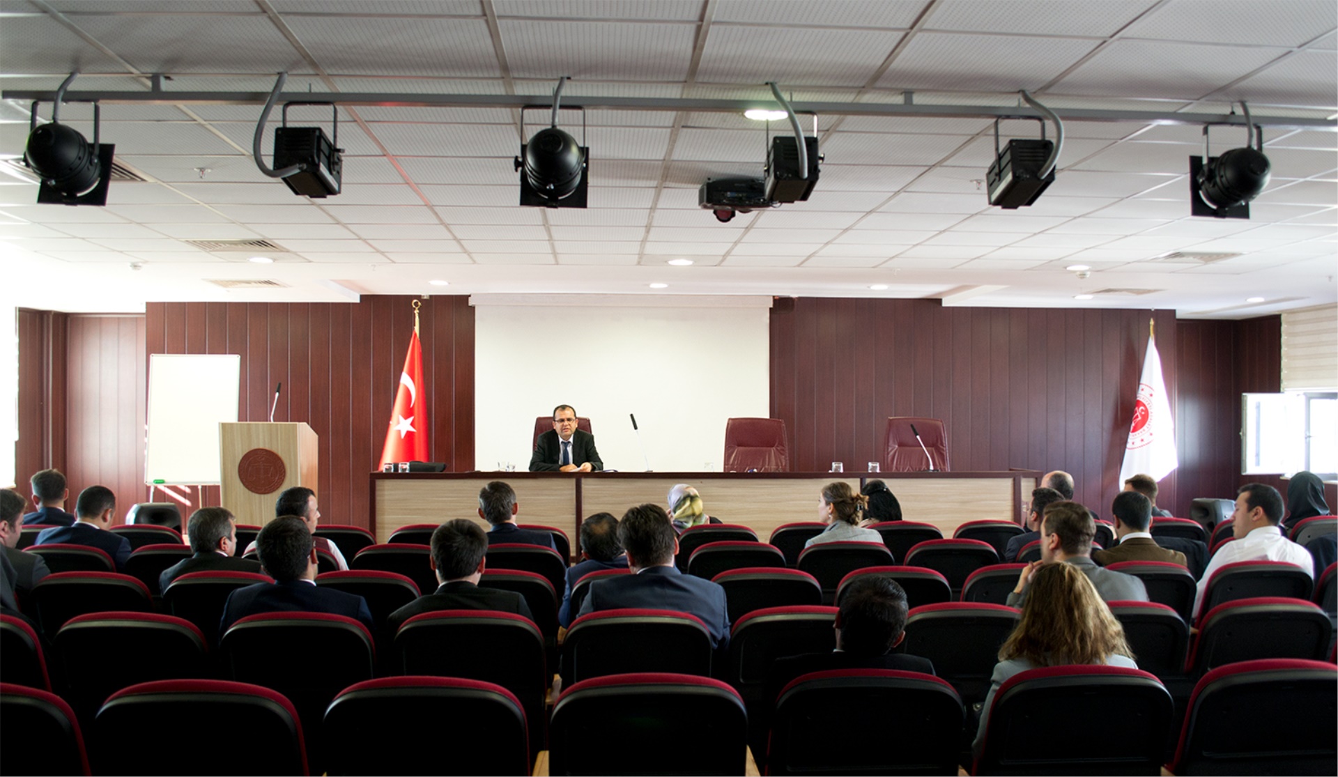 Adli Yargı İlk Derece Mahkemelerinde görev yapan Hakim ve Cumhuriyet Savcılarına yönelik meslek içi eğitim semineri gerçekleştirildi.