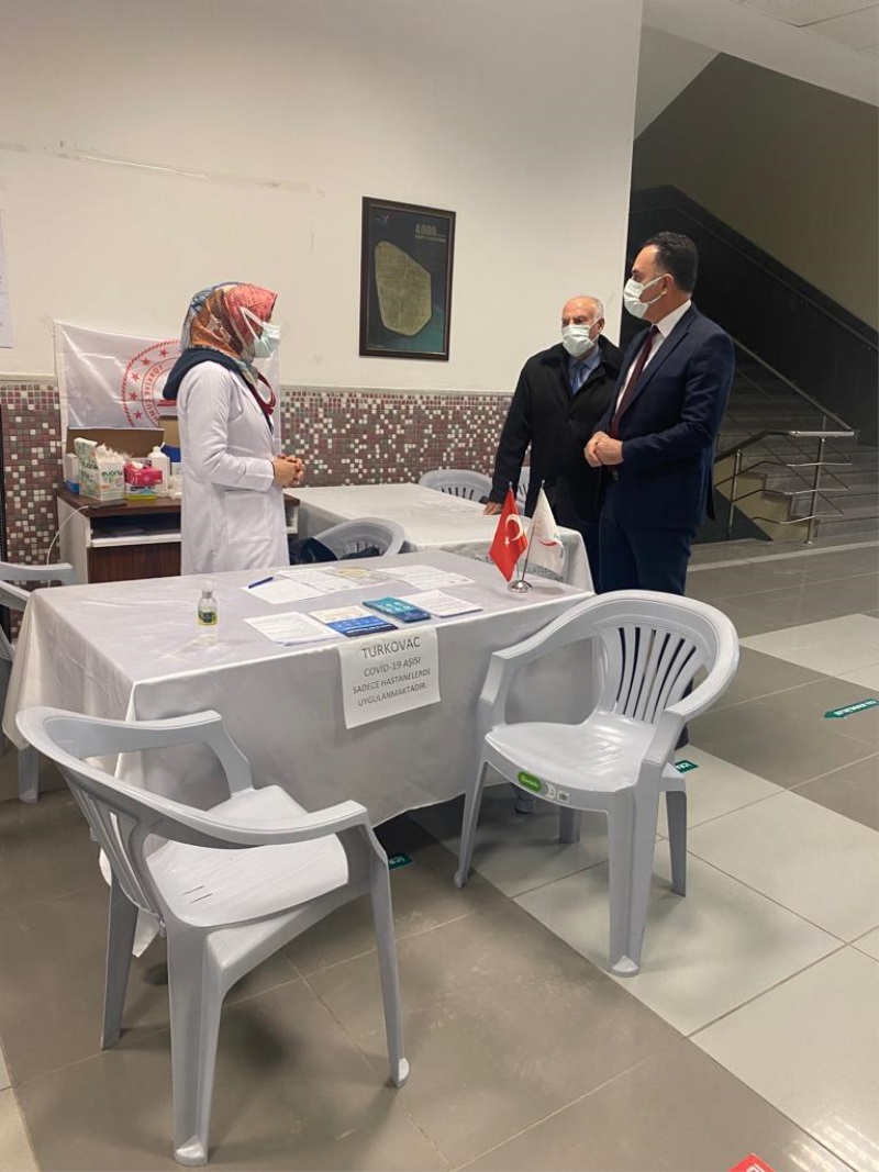 Cumhuriyet Başsavcımız Sayın Ömer Karişit, adliyemiz zemin katında kurulan covid-19 aşı standını ziyaret ederek çalışmalarla ilgi bilgi aldı.