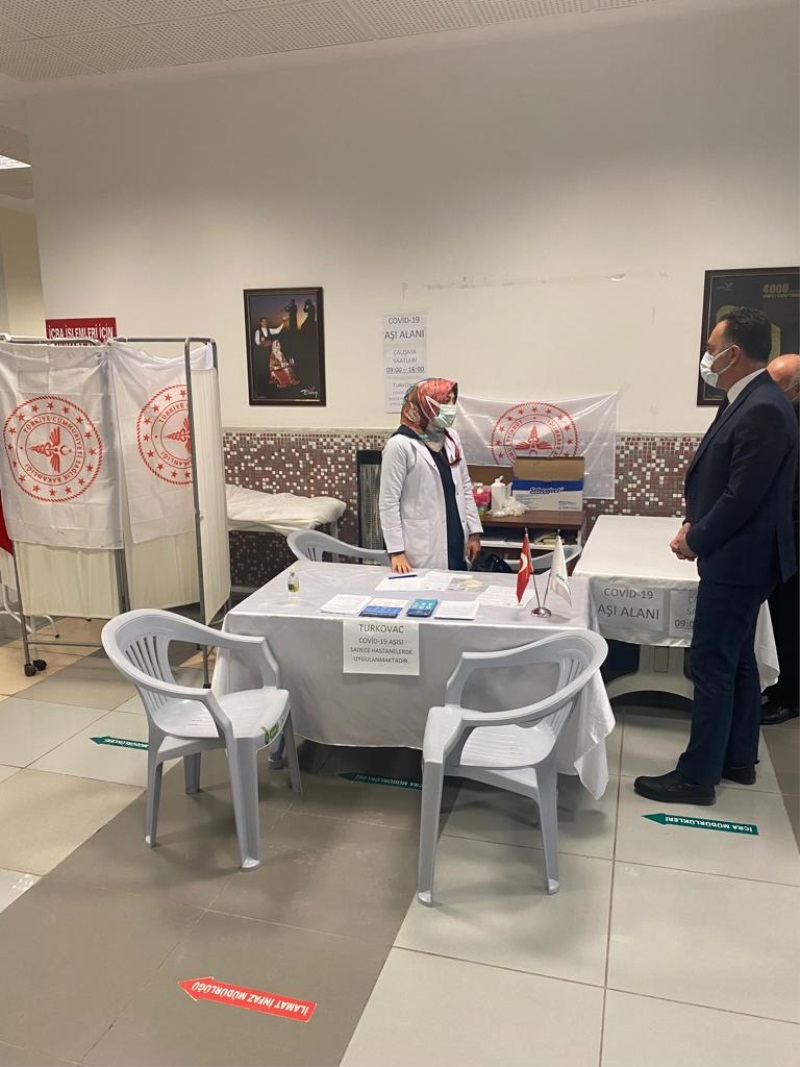 Cumhuriyet Başsavcımız Sayın Ömer Karişit, adliyemiz zemin katında kurulan covid-19 aşı standını ziyaret ederek çalışmalarla ilgi bilgi aldı.