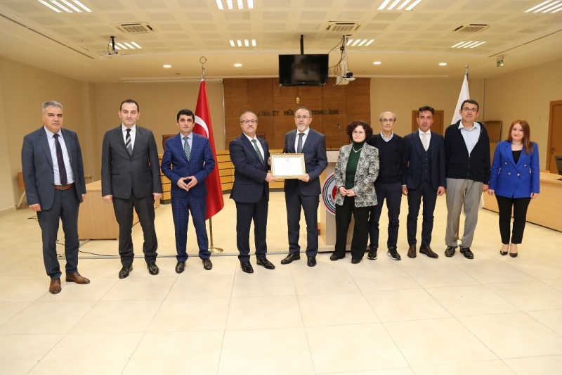 "Performans Esaslı İzleme ve Değerlendirme Sistemi” kapsamında kendi bölge ve biriminde dereceye giren 10.Hukuk Dairesi Başkanı Sayın Ali İhsan DEMİREL’e “Adalet Başarı Belgesi”nin takdimi ve hediye sunumunda bulunuldu.