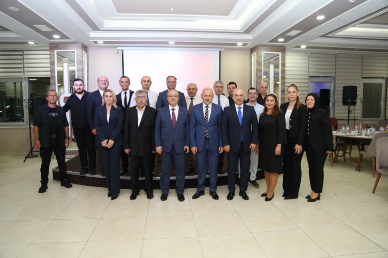 Antalya Bölge Adliye Mahkemesi Başkanı Sayın Orhan ÖZDEMİR ile Cumhuriyet Başsavcıvekili Sayın Mustafa ŞERAN’ın ev sahipliğinde, yaş haddinden emekli olmaları nedeniyle Cumhuriyet Başsavcısı Rıza CAN ve 2.Hukuk Dairesi Başkanı Ali ÖZKAYA onuruna veda yemeği düzenlendi.