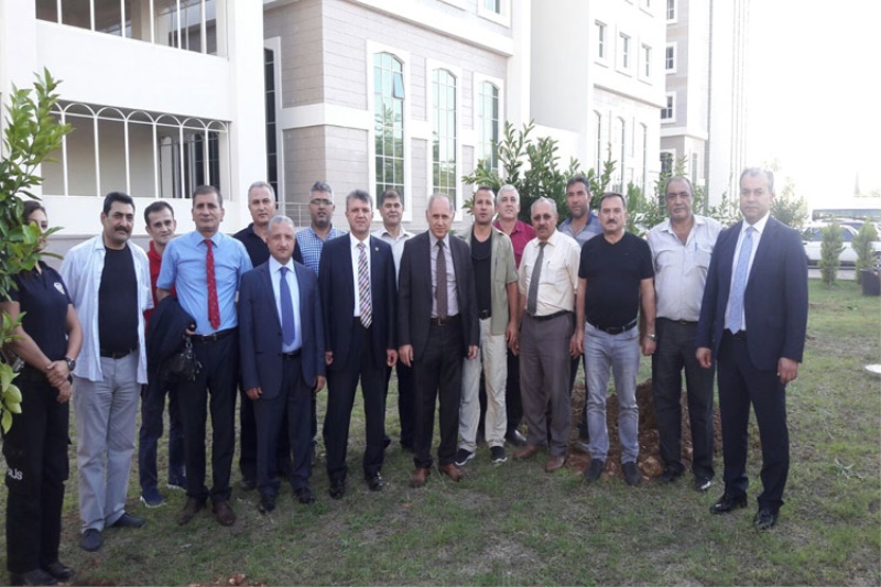 Antalya Bölge Adliye Mahkemesi Bahçesinde Ağaç Dikimi Yapılmıştır.