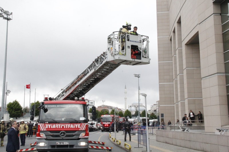 İstanbul Adliyesinde Yangın Ve Kurtarma Tatbikatı Yapıldı.