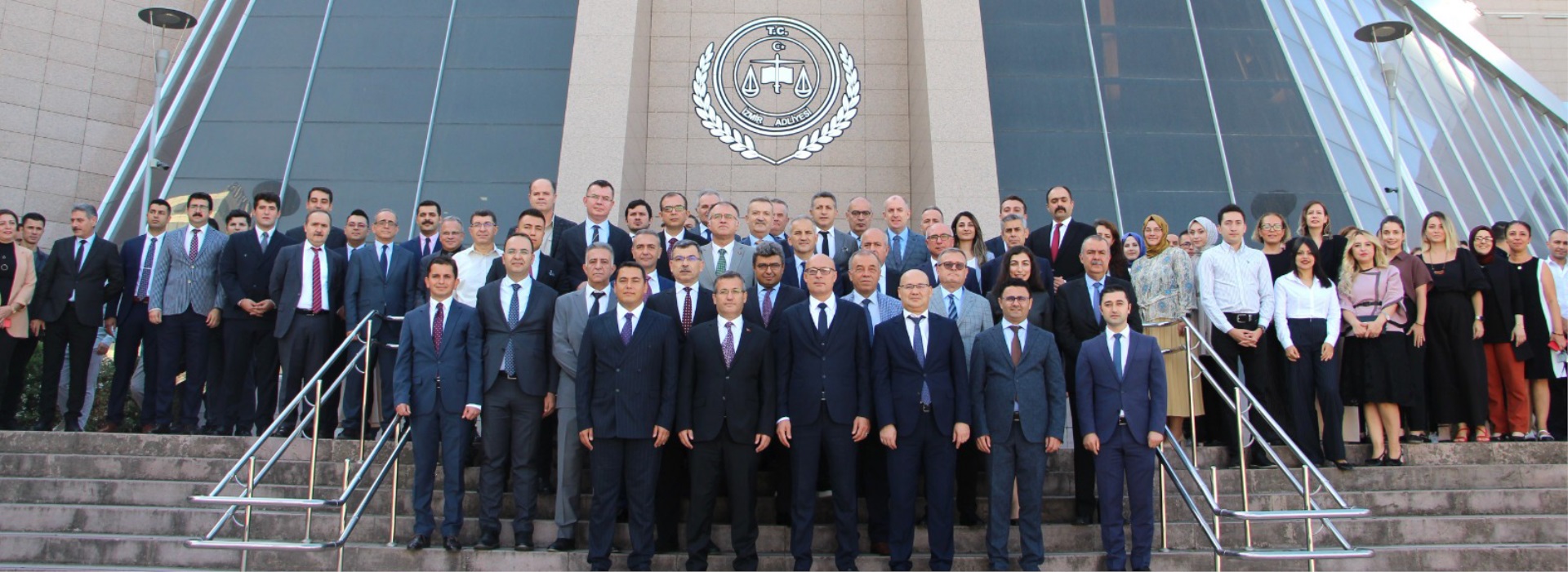 İzmir Cumhuriyet Başsavcıvekili Sayın Halil SEZGİN'in Karşıyaka Cumhuriyet Başsavcılığına tayini nedeni ile Adliyemiz Protokol Alanında veda töreni düzenlenmiştir.