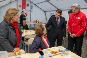 İZMİR CUMHURİYET BAŞSAVCILIĞI ÖNCÜLÜĞÜNDE "GÖNÜLLER BİR, SOFRALAR BİR"