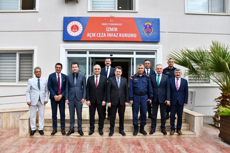 İZMİR'DE ÜÇLÜ GÜÇ HÜKÜMLÜ VE TUTUKLU İŞLEMLERİNİ TEK ÇATI ALTINDA KOORDİNE ETTİ 