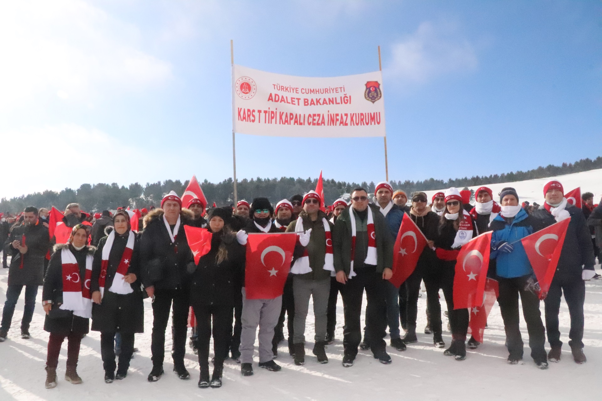 Sarıkamış Harekatı'nın 107'nci yıl dönümü dolayısıyla düzenlenen  'Türkiye Şehitleriyle Yürüyor' etkinliği kapsamında şehitler için  ‘Şühedanın İzinde’ yürüyüşü gerçekleştirildi.