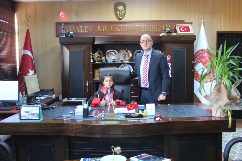 1. sınıf öğrencisi Merya MURATOĞLU Cumhuriyet Başsavcısı, 4. sınıf öğrencisi Çınar Hamza ZORBA Ağır Ceza Mahkemesi Başkanı oldu.