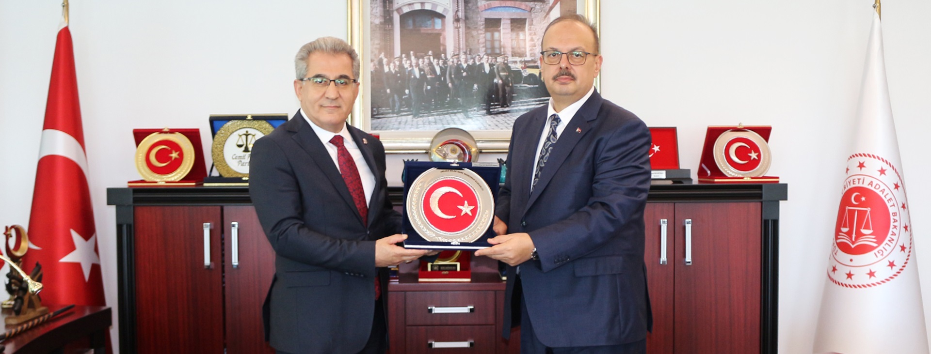 Ankara Valisi Sayın Yakup CANBOLAT, Başkanımız Sayın Cemil Hulusi PARLAK'ı makamında ziyaret etti.