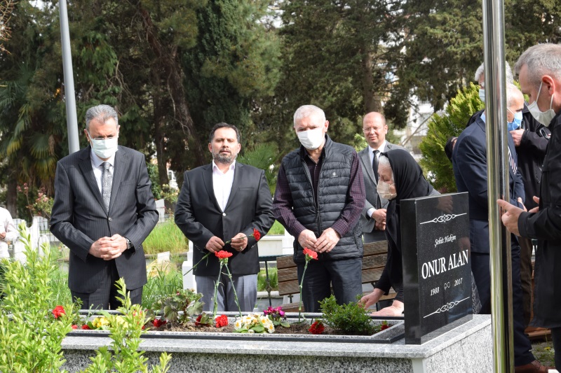 Şehit Hakim Onur ALAN şehadetinin 5. yıl dönümünde mezarı başında dualarla anıldı.