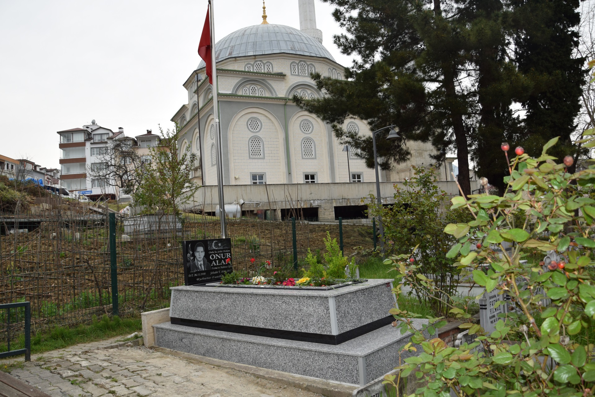 Şehit Hakim Onur ALAN şehadetinin 5. yıl dönümünde mezarı başında dualarla anıldı.