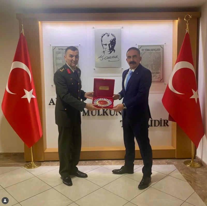 Ege Ordu Komutan Yardımcısı Tümgeneral Emre Tayanç, Bölge İdare Mahkemesi Başkanımız Nazım Taha Koçak'ı makamında ziyaret etti.