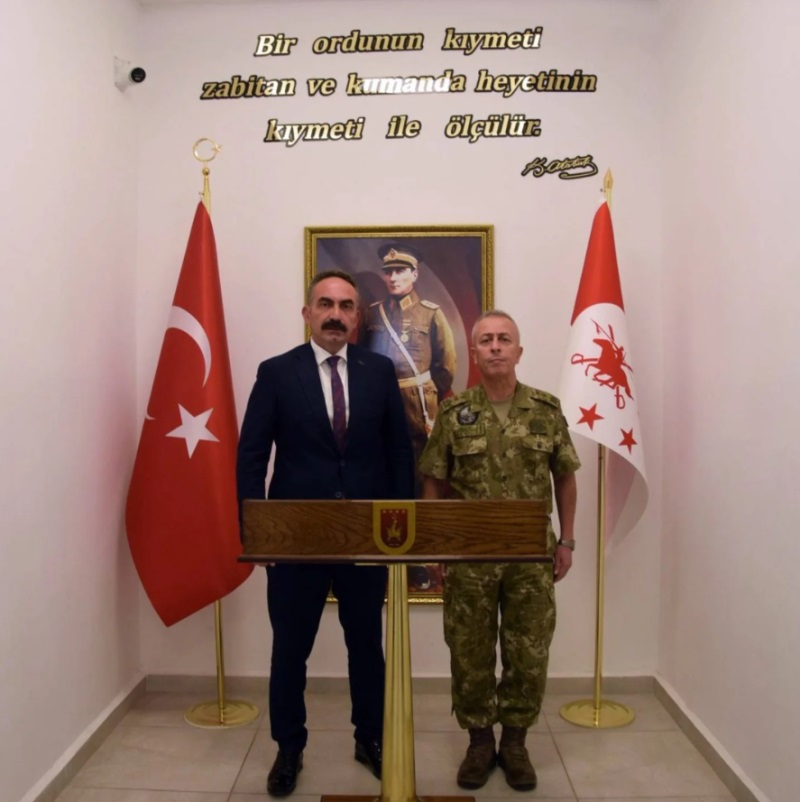 Konya Bölge İdare Mahkemesi Başkanımız Nazım Taha Koçak, Konya Hava Savunma ve Garnizon Komutanı Tümgeneral Yusuf Diker'i makamında ziyaret etti.