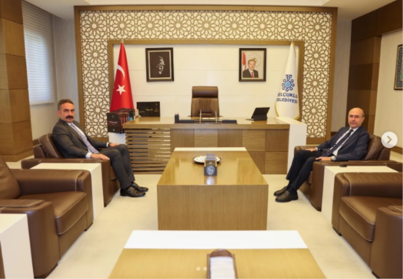 Konya Bölge İdare Mahkemesi Başkanımız Nazım Taha Koçak, Selçuklu Belediye Başkanı Ahmet Pekyatırmacı'yı makamında ziyaret etti.