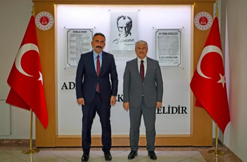 Konya Valisi Sn. İbrahim Akın, Konya Bölge İdare Mahkemesi Başkanımız Sn. Nazım Taha Koçak'ı makamında ziyaret etti.