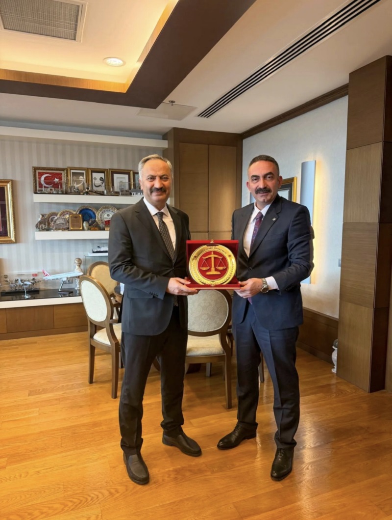 Bölge İdare Mahkemesi Başkanımız Sayın Nazım Taha Koçak, Anayasa Mahkemesi Üyesi Sayın Yılmaz Akçil'i makamında ziyaret etti.