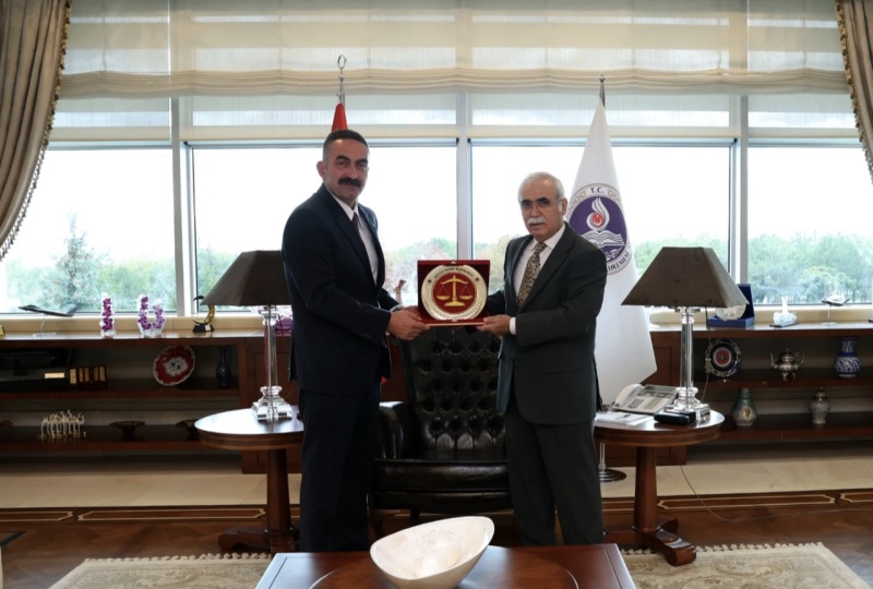 Bölge İdare Mahkemesi Başkanımız Sayın Nazım Taha Koçak, Anayasa Mahkemesi Başkanı Sayın Kadir Özkaya'yı makamında ziyaret etti.