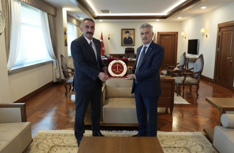 Bölge İdare Mahkemesi Başkanımız Sayın Nazım Taha Koçak, Danıştay Başkanı Sayın Zeki Yiğit'i makamında ziyaret etti.