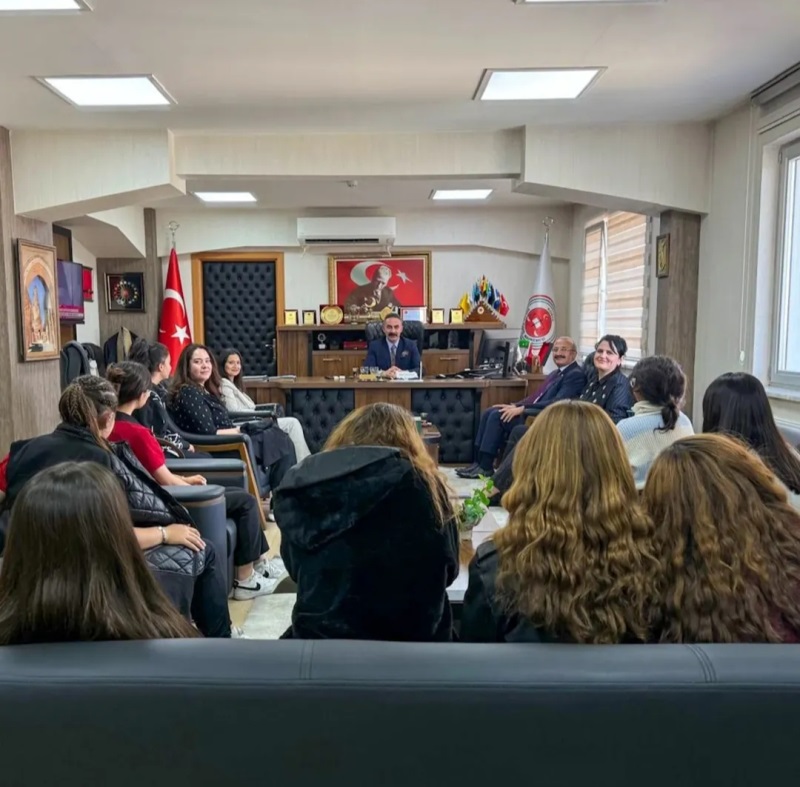 Bölge İdare Mahkemesi Başkanımız öncülüğünde, Başkanlarımız, Hakimlerimiz ve tüm yargı çalışanı mesai arkadaşlarımızla birlikte Devlet koruması altında olan geleceğimizin teminatı çocuklarımızı hizmet binamızda misafir ettik.