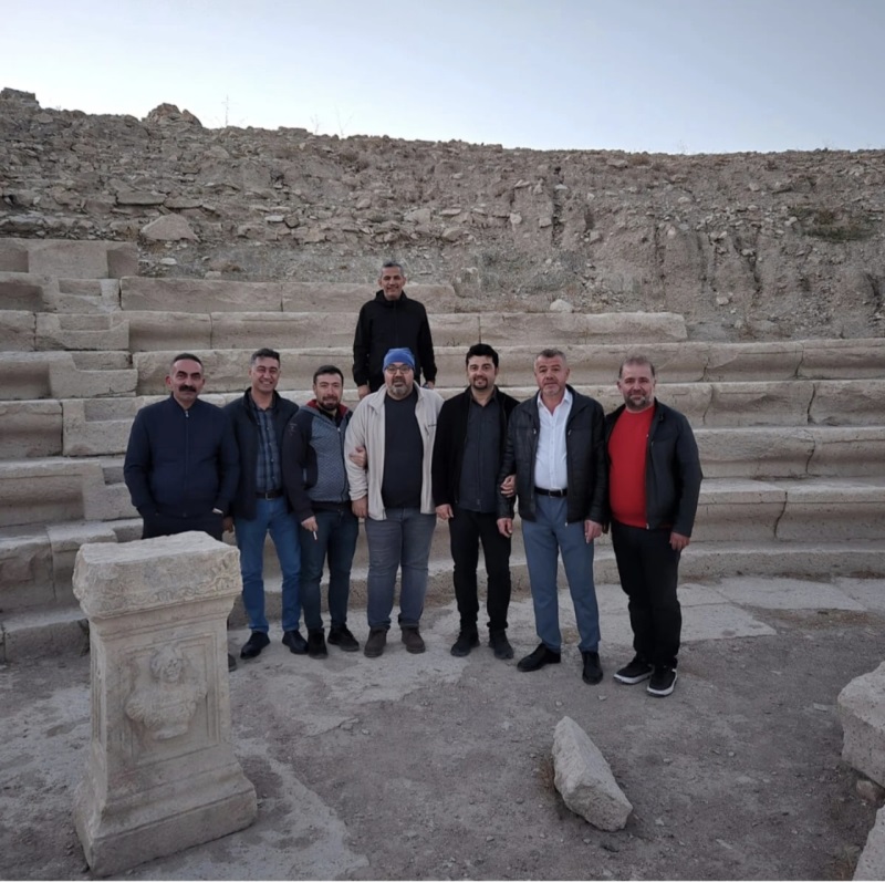 Bölge İdare Mahkemesi Başkanımız Nazım Taha Koçak, Konya'nın Karatay ilçesinin Yağlıbayat Mahallesi'ndeki Savatra Antik Kenti'nde kazı başkanı Doç. Dr. İlker Işık'tan yürütülen kazı çalışmaları ile ilgili bilgi almıştır.