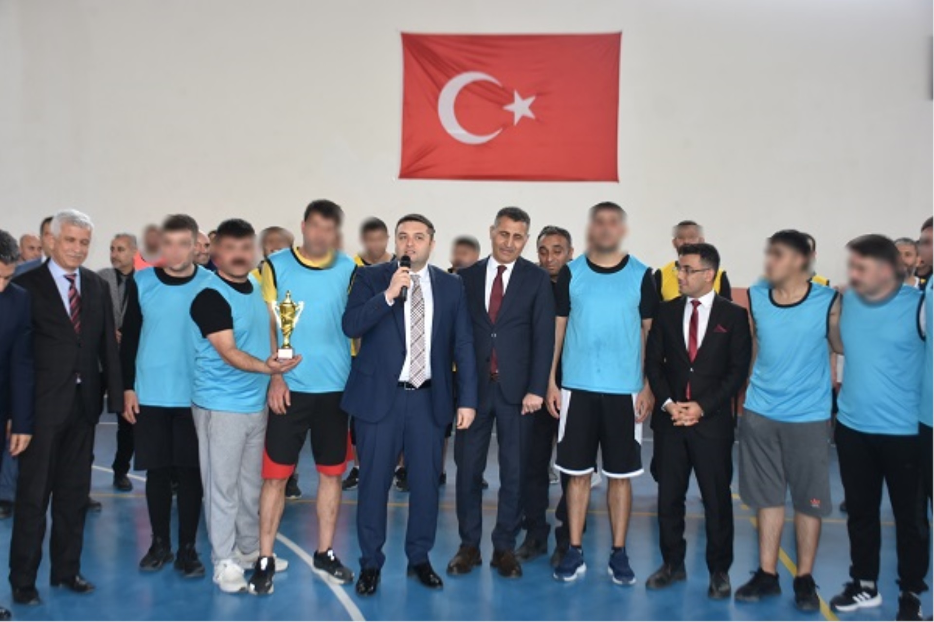 Voleybol Turnuvasında başarı sağlayan takımlara Niğde Adliyesi Başsavcısı Ufuk Mustafa SÜREN ve Cezaevi savcısı Ömer EKMEN tarafından kupaları verildi