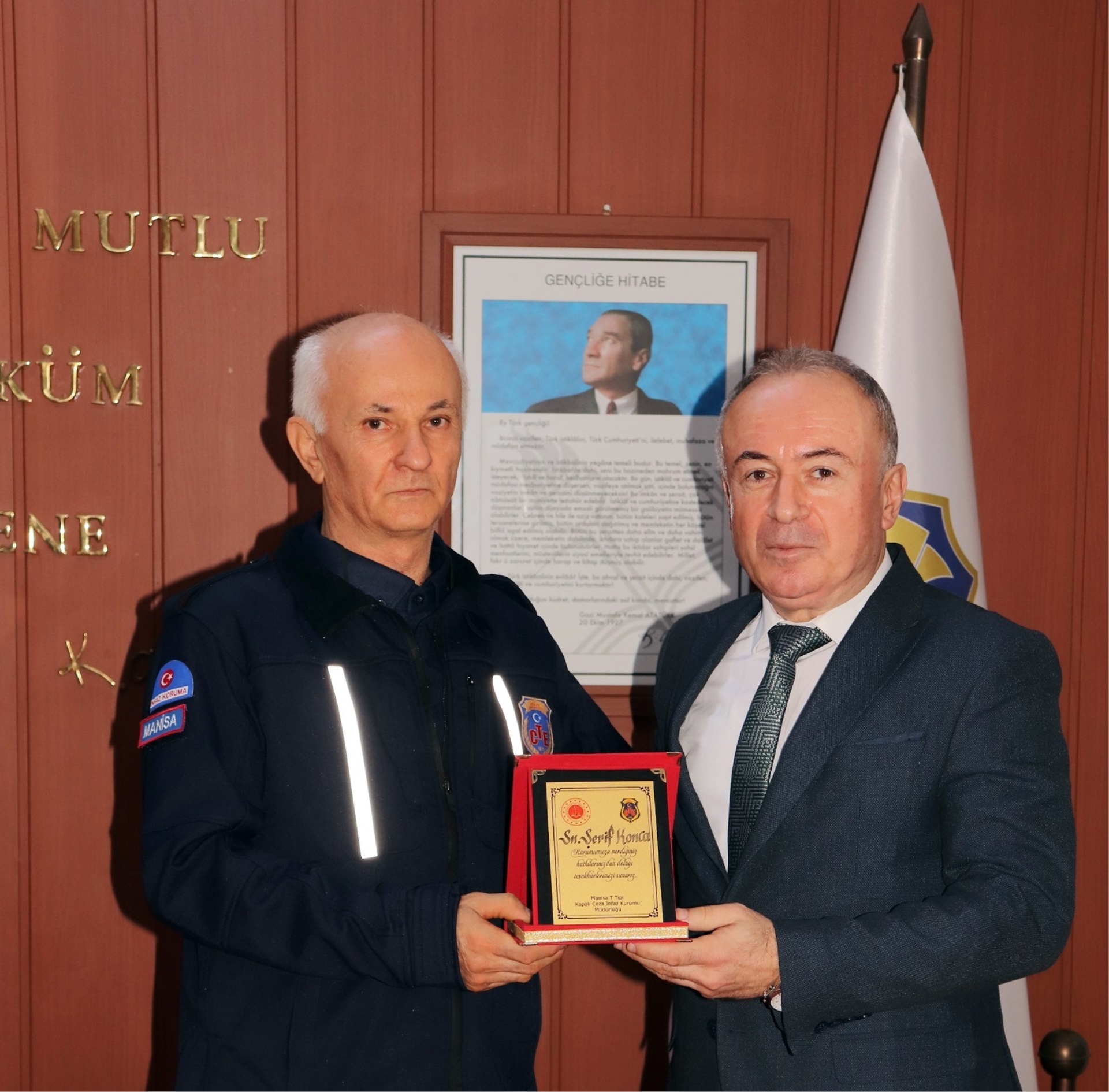 Emekli Olan Personelimize Plaket Takdimi