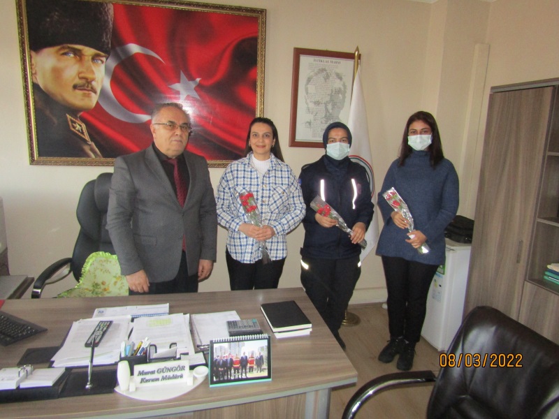 8 Mart Dünya Kadınlar Günü Münasebetiyle Kurum Müdürümüz Sn. Murat Güngör tarafından kurumumuzda  çalışan kadın personellerimize çiçek takdim edilmiştir.