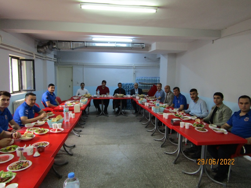 Tayini çıkan Sulakyurt Cumhuriyet Başsavcısı Veyis Bahadır KORKMAZ, Sulakyurt Cumhuriyet Savcısı Ahmet Muhammet ÖZBAY, Hakim Merve HIDIR, Hakim Hamdi CEMBEKLİ, Kurum Müdürümüz Murat GÜNGÖR onuruna kurumumuzda  düzenlenen veda yemeğine Sulakyurt İlçe Kaymakamı Kerem TUNÇER ve Kurum Personelleri katıldı. Sulakyurt İlçe Kaymakamı Kerem TUNÇER konuşmasında kurumların  ikili ilişkilerinden  duyduğu memnuniyeti dile getirip teşekkür etti. Sulakyurt Cumhuriyet Başsavcısı Veyis Bahadır KORKMAZ düzenlenen veda yemeği dolayısıyla teşekkür edip helalleşti. Kurum Müdürümüz Murat GÜNGÖR konuşmasında herkese teşekkür edip helalleşti . Veda yemeği ardında  Sulakyurt Cumhuriyet Başsavcısı Veyis Bahadır KORKMAZ  tarafından Kurum Müdürümüz Murat GÜNGÖRE Plaket takdim edip yeni görev yerinde başarılar diledi.