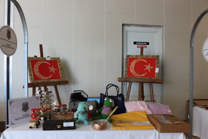 Dünya Sanat Günü Sergisi 02.05.2023-05.05.2023 tarihleri arasında Kayseri Adalet Sarayı içerisinde  (zemin katta) devam edecektir. 