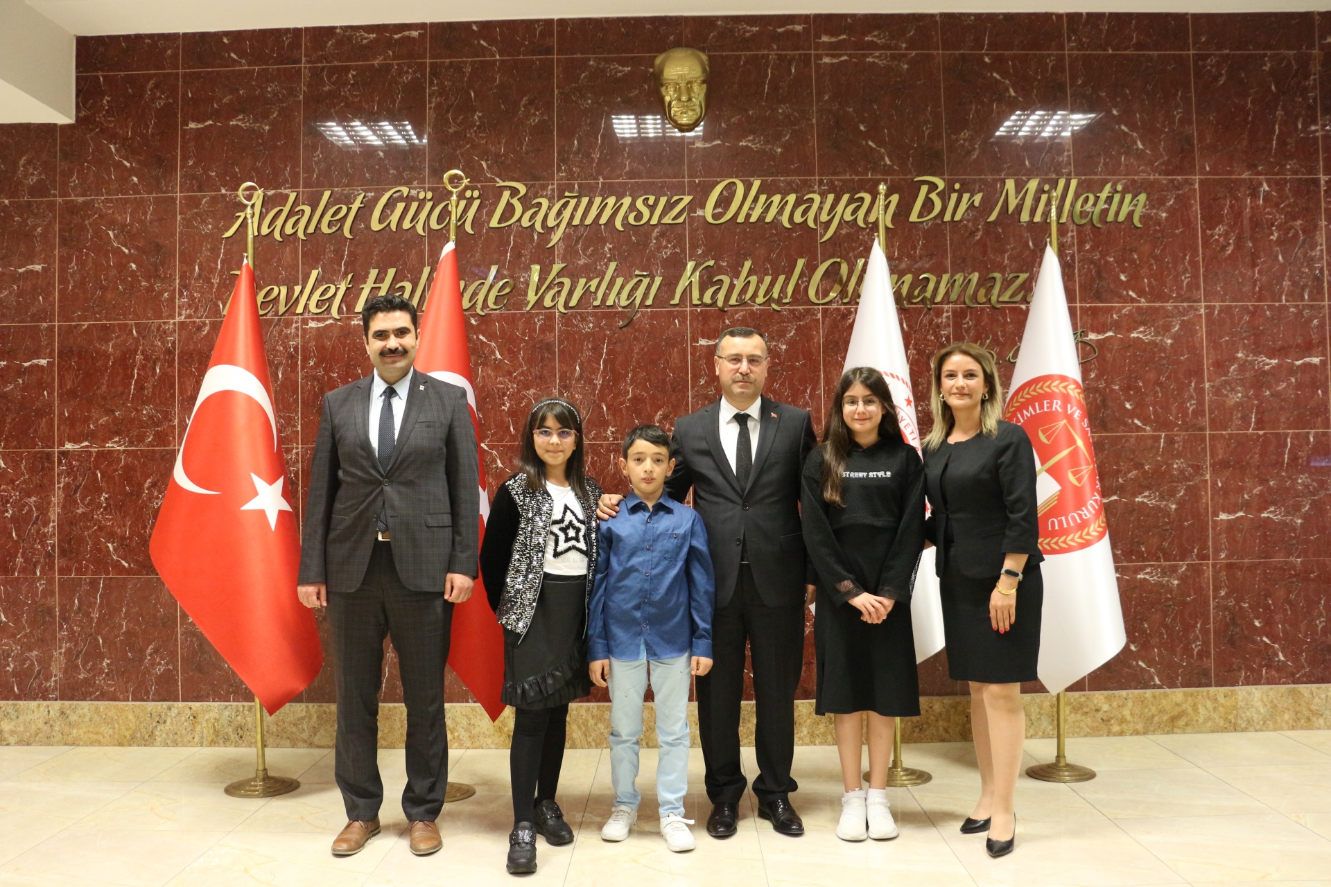 Mehmet SEPİCİ 60.Yıl İlkokulu Okul Müdürü sayın Levent ÜNAL ve beraberinde 4.sınıf öğrencileri Cumhuriyet Başsavcımız Sayın Habib KORKMAZ’ı makamında ziyaret etti. 
